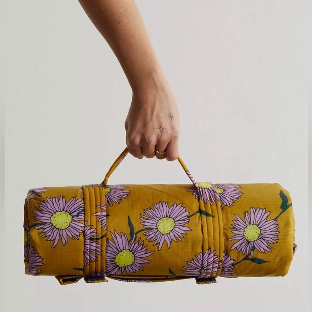 Baggu Daisy Chain Puffy Picnic Blanket - Picture 2 of 6